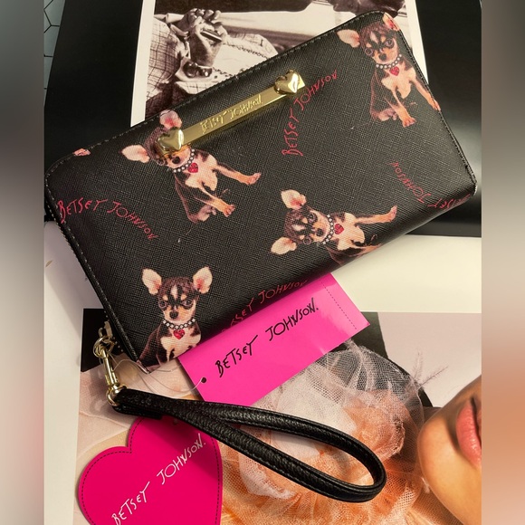BETSEY JOHNSON Black Chihuahuas print Zip-Around Wristlet Wallet . - Picture 1 of 12